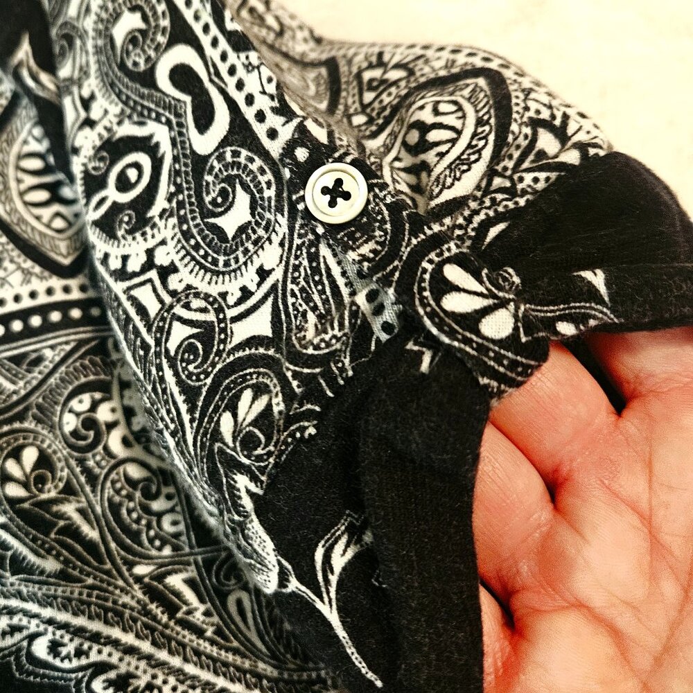 Chico's Women's Black and White Paisley Print Top T-shirt V-neck 3/4 Size M - Picture 6 of 7